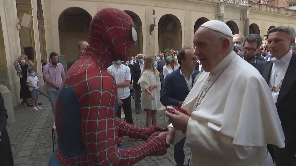 In Vaticano, Spiderman ha stretto la mano a Papa Francesco In Vaticano, Spiderman ha stretto la mano a Papa Francesco