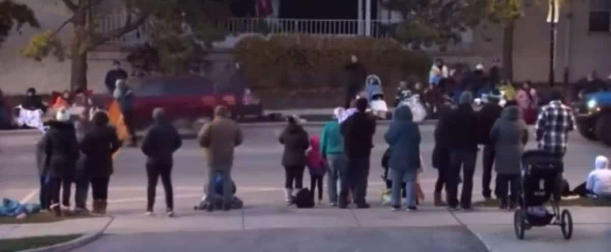 Au moins 20 blessés lorsqu'une voiture fonce dans un défilé de Noël