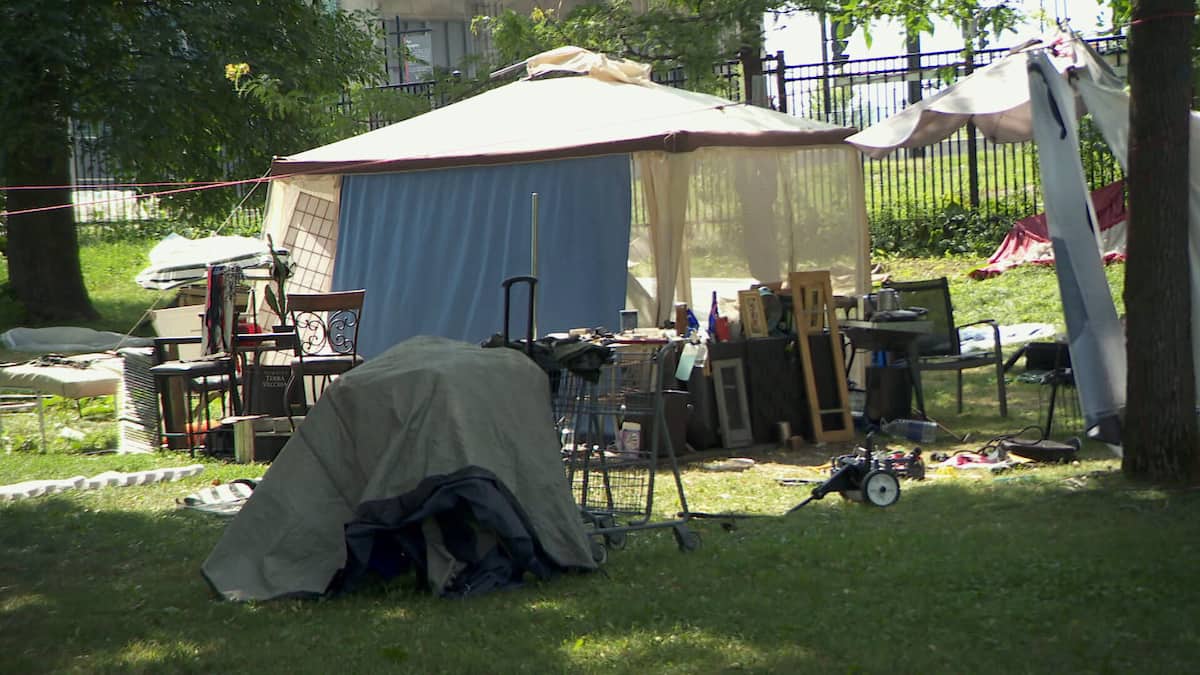 «Je trouve des pilules et des seringues par terre»: un campement d’itinérants dans un parc inquiète