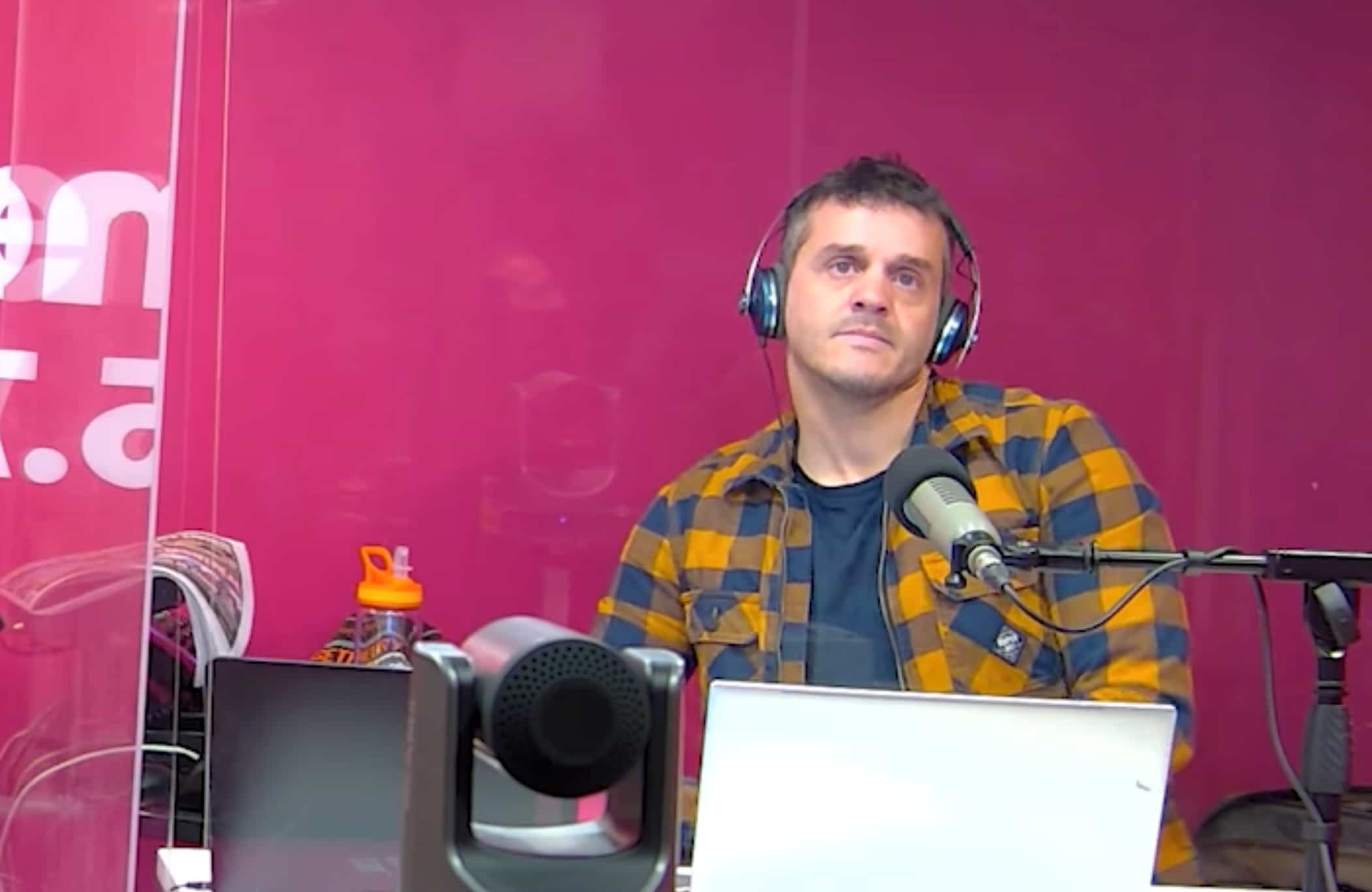 Ému, il craque à la radio en évoquant ses parents