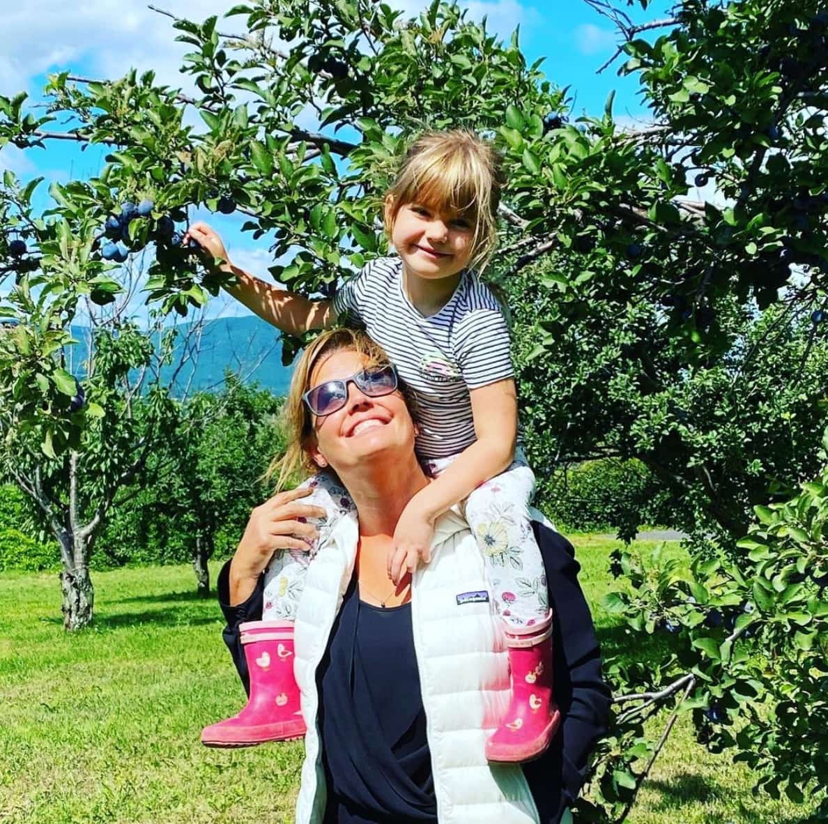 Patricia Paquin se fait maquiller par sa fille...