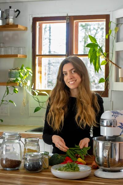 Todas las recetas de Potato y Cornichon están diseñadas, preparadas y fotografiadas por el chef vegano Eline Bonnin.