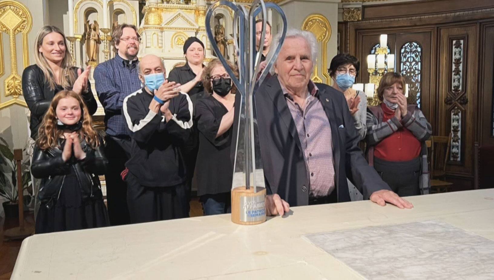 Un patron d&eacute;vou&eacute; qui aide son prochain