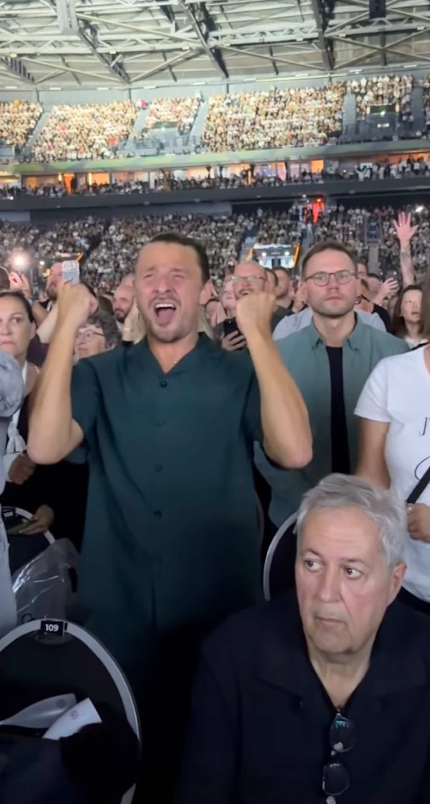 Paul Arcand commente sa réaction stoïque remarquée lors du concert de Céline Dion