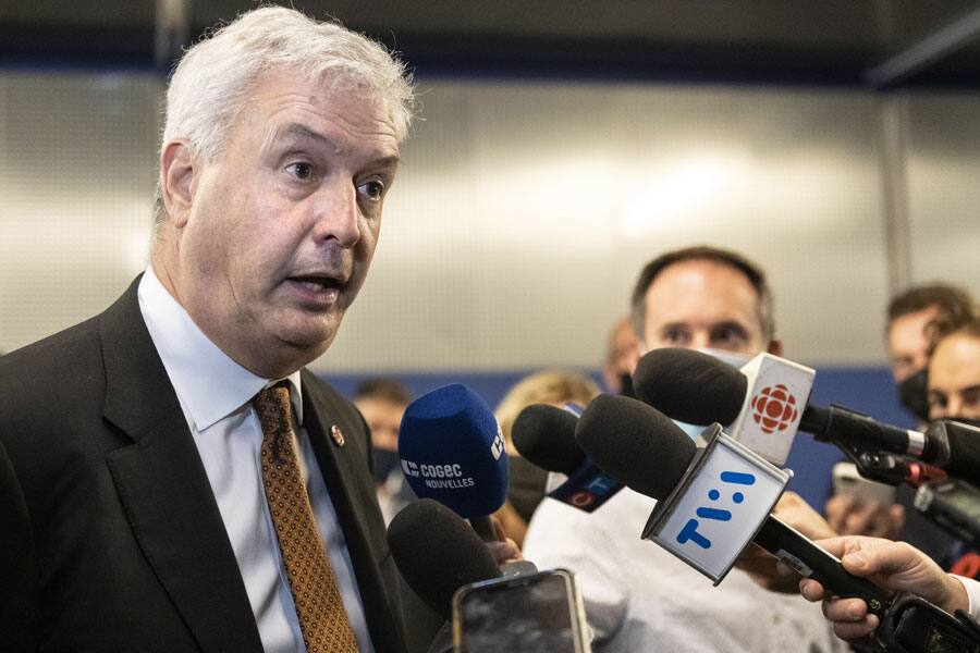 &laquo;Mais qui l'a recrut&eacute;?&raquo;