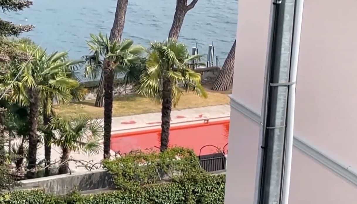 Peinture rouge sang dans la piscine d'un proche de Poutine