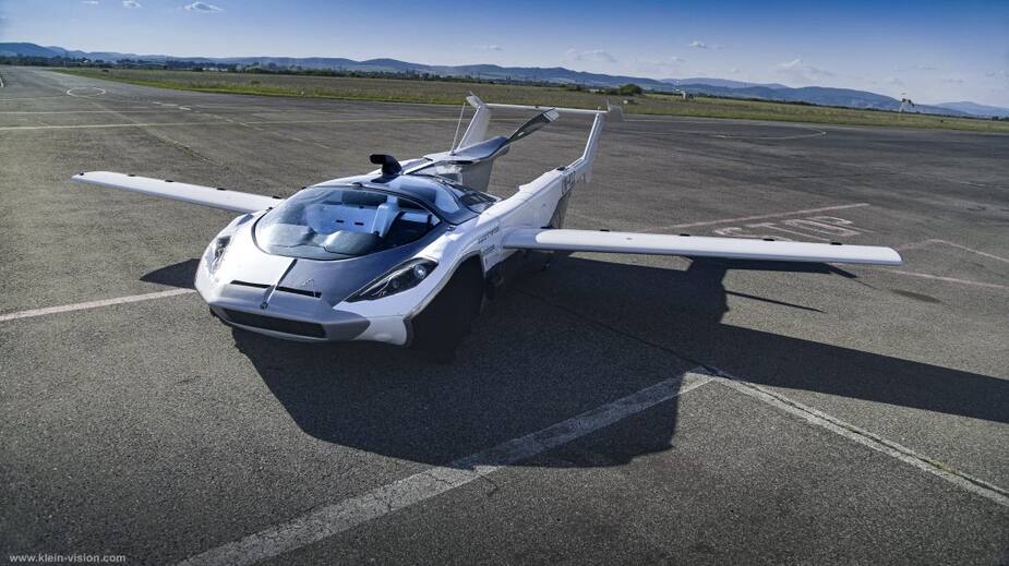 Créée par la compagnie slovaque Klein Vision, L’AirCar Prototype 1 peut voler et rouler. Le 28 juin en Slovaquie, elle a complété un vol d'une durée estimée à 35 minutes.