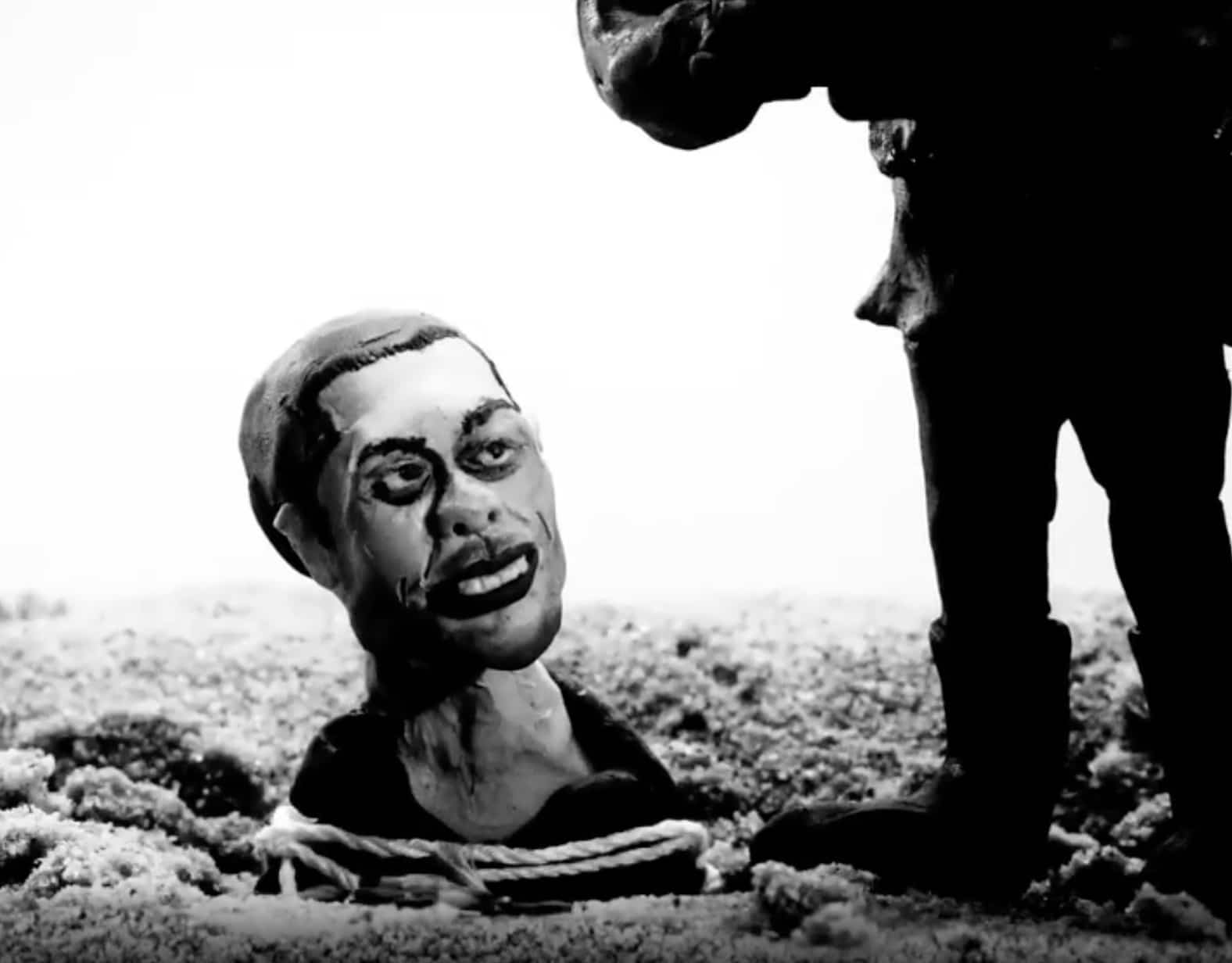 Kanye West Enleve Et Enterre Pete Davidson Dans Sa Nouvelle Video Le Sac De Chips