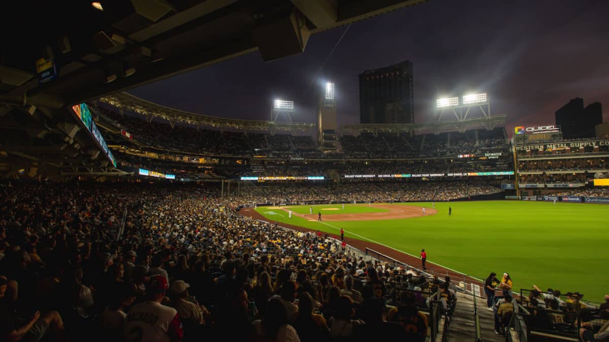 En plein match de Baseball, une femme et son fils meurent d’une chute