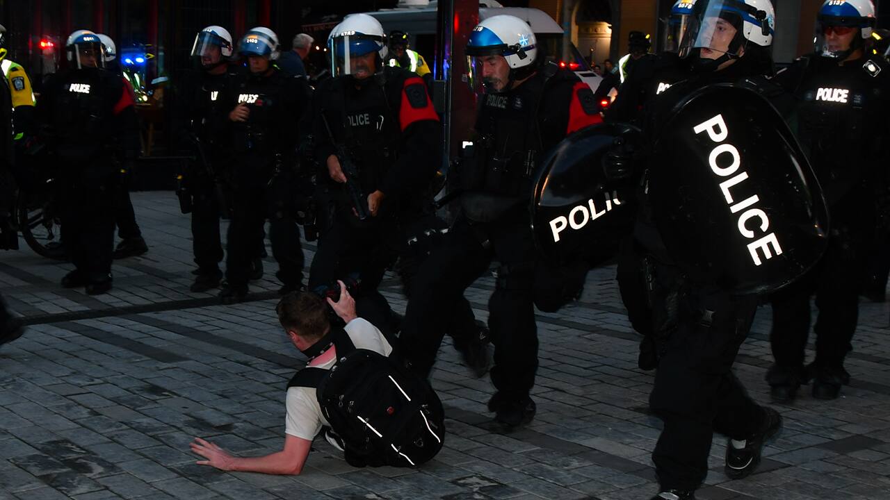 Le photographe William Wilson par terre dans une rue de Montréal, le 16 septembre 2026.