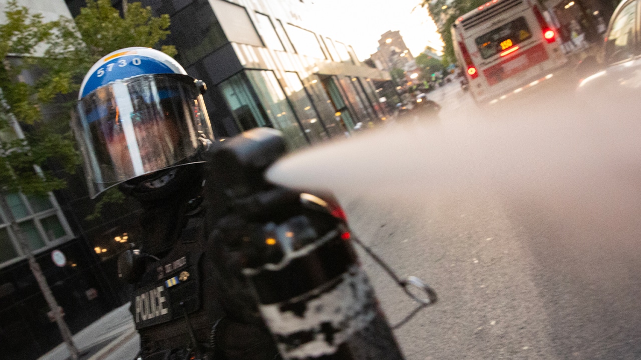 Un photographe de presse frappé par des policiers lors d’une manifestation contre l’IA