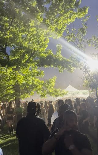 «C’était le chaos»: des détenteurs de billets refoulés après des heures d’attente au Village au Pied-du-Courant