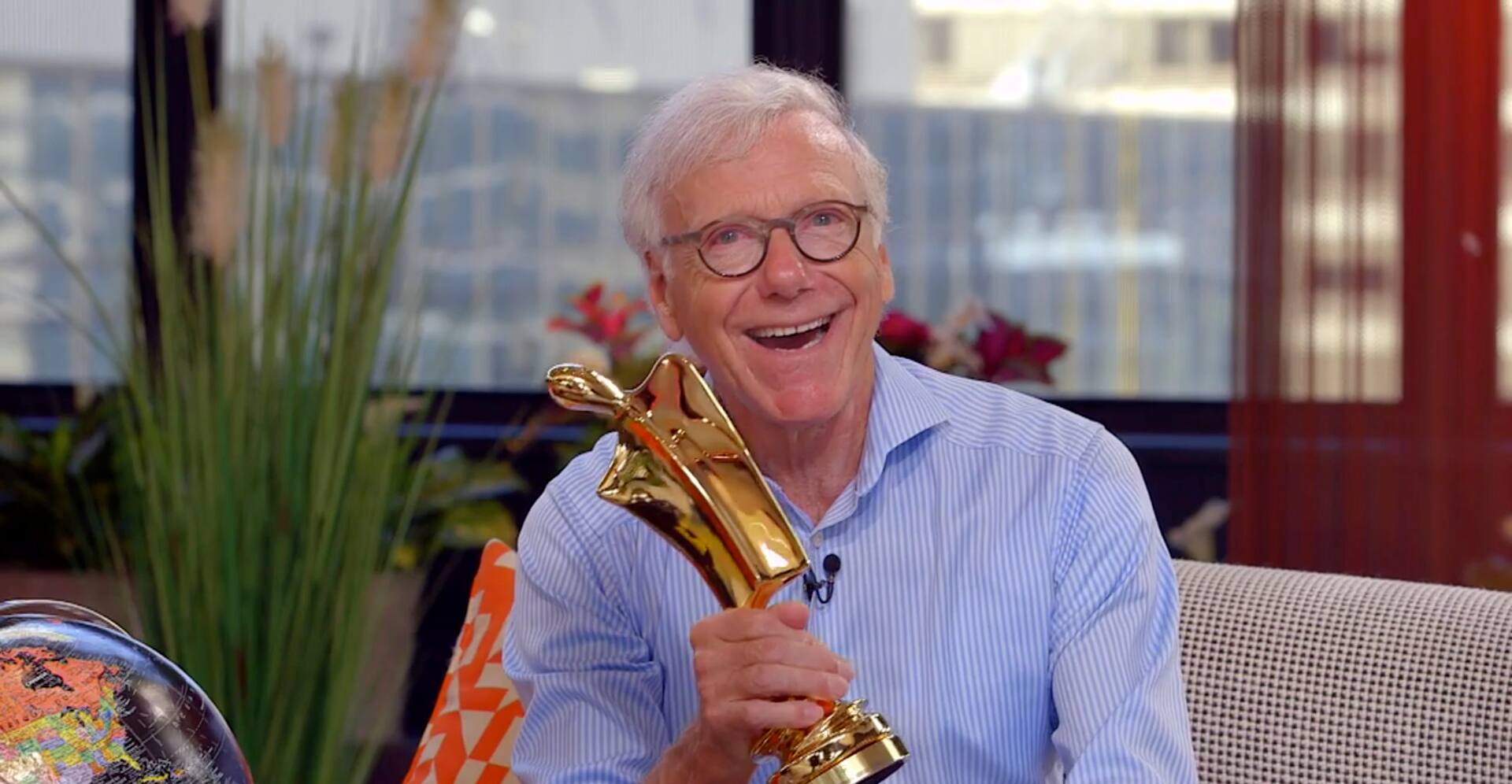 Pierre Bruneau surpris par son trophée Artis