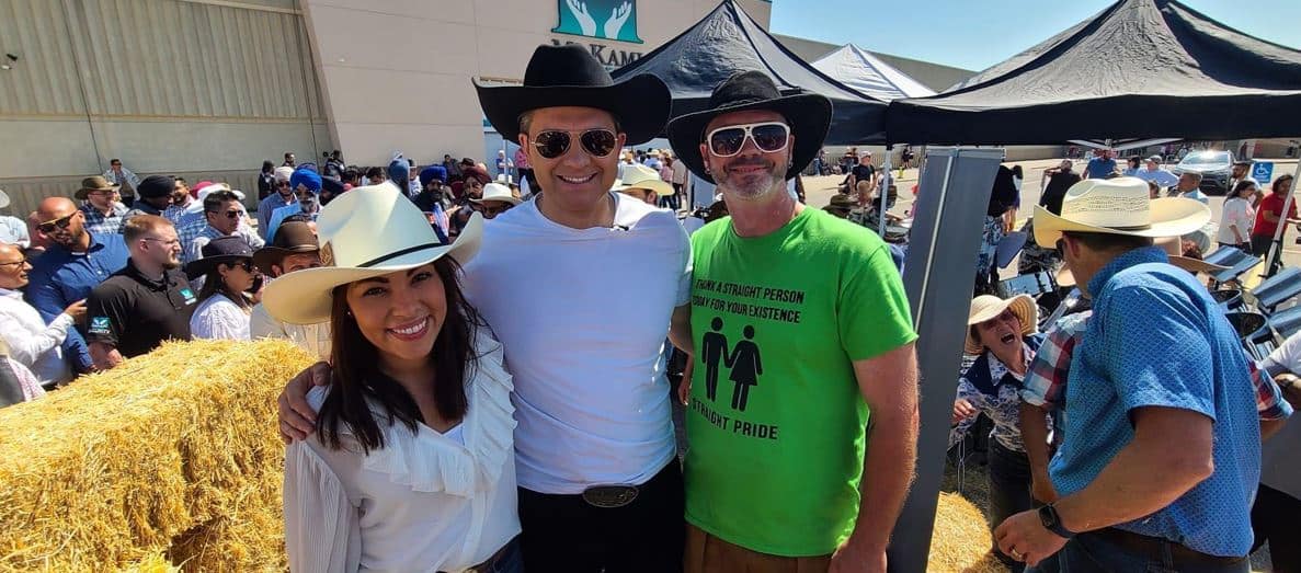 Pierre Poilievre rattrap&eacute; par des photos controvers&eacute;es avec des conservateurs sociaux