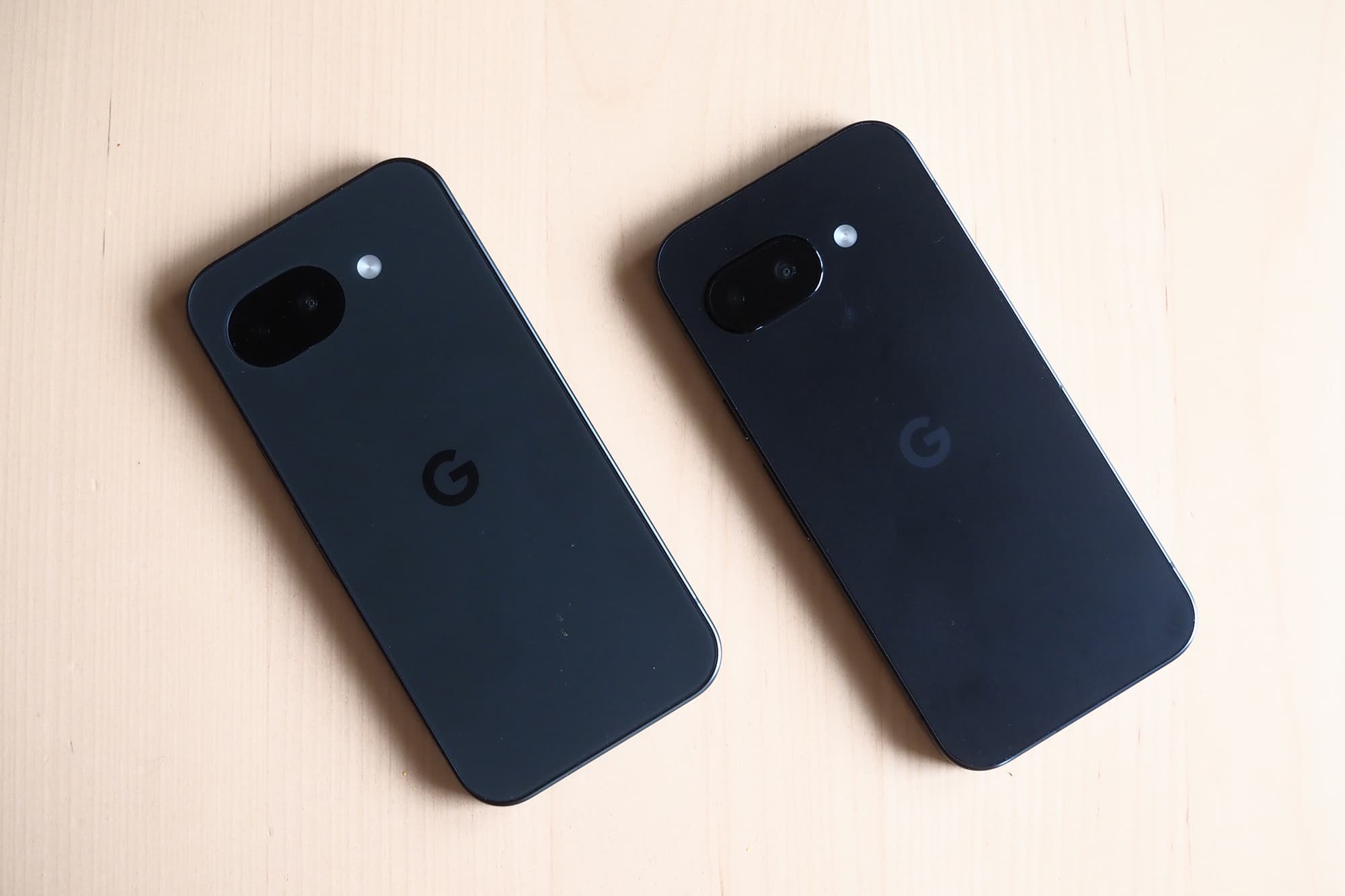 Les Pixel 9a et 10a se ressemblent tant à l’extérieur qu’à l’intérieur.