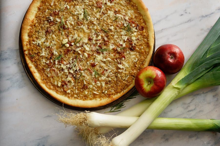 Pizza blanche avec compotée de poireaux et pommes