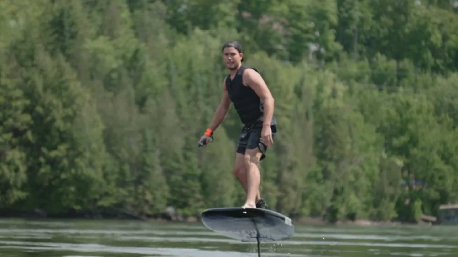 Une planche de surf volante d&eacute;velopp&eacute;e au Qu&eacute;bec