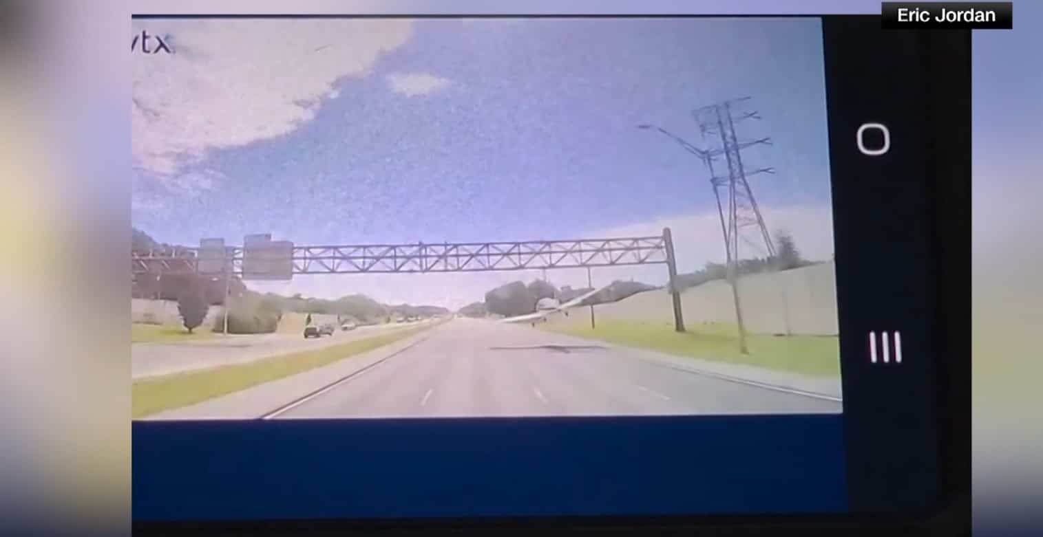 EN VIDÉO | Panne de moteur: un petit avion atterrit d’urgence sur une autoroute en Floride