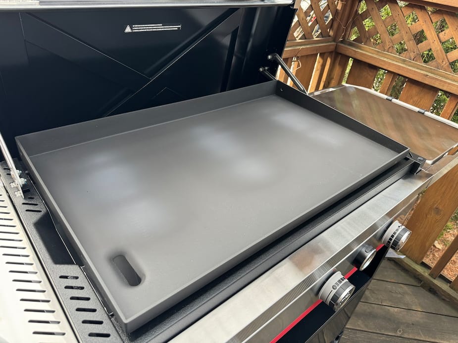 La plaque de cuisson prétraitée en acier au carbone de la Weber Slate 30 n’a pas besoin d’être culottée avant sa première utilisation.