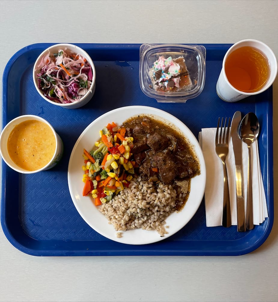 La bandeja de comida antes de iniciar la degustación.