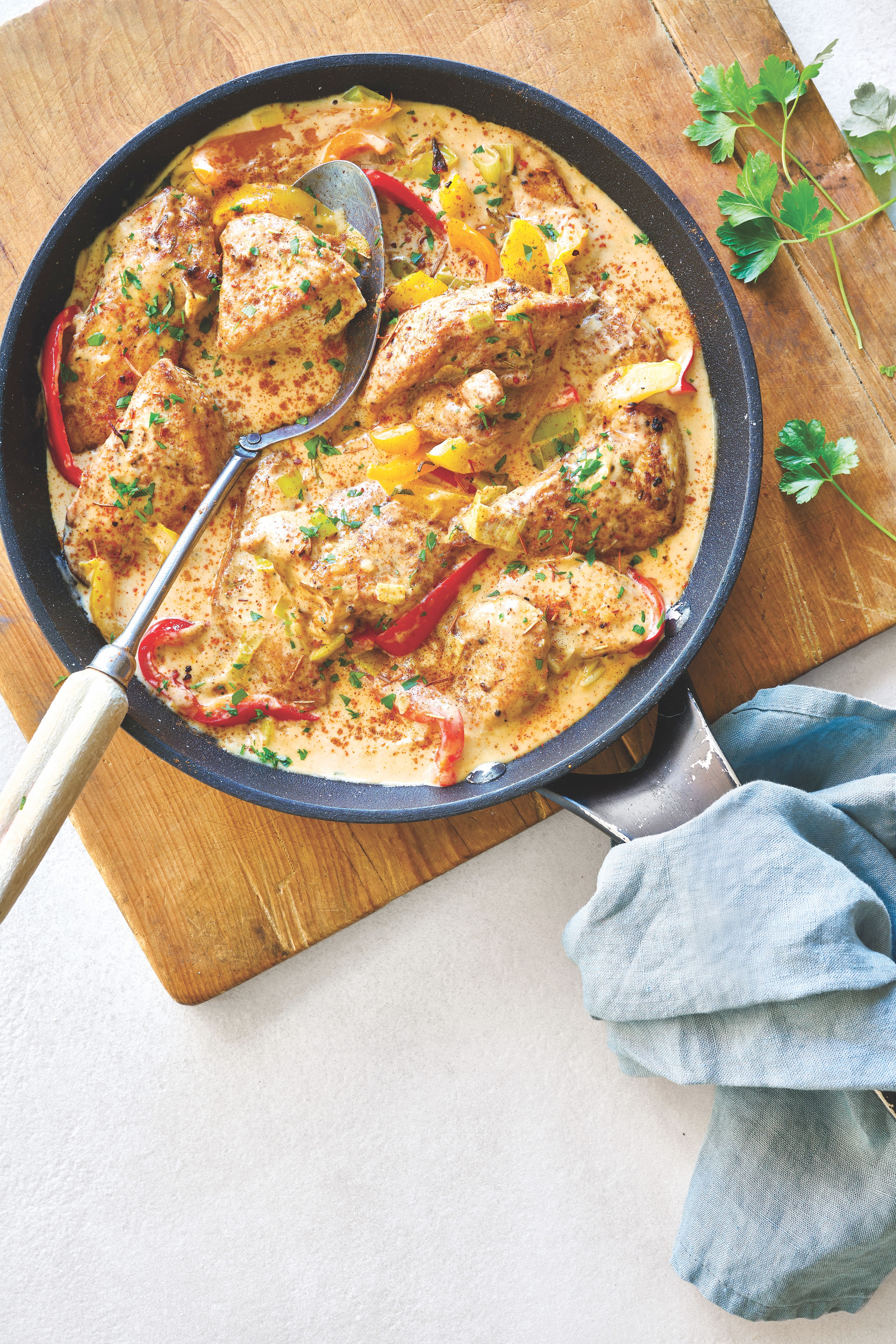 Poitrines de poulet, sauce crémeuse au paprika, poireaux et poivrons ...