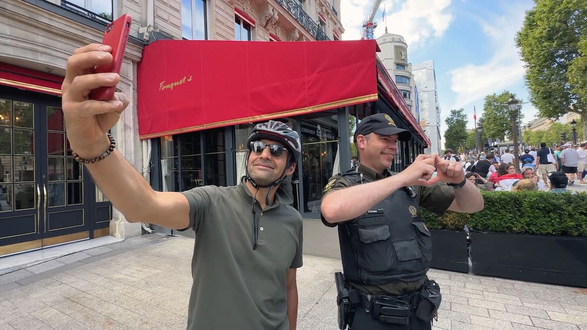 Traitement de «rock star» pour des policiers québécois à Paris