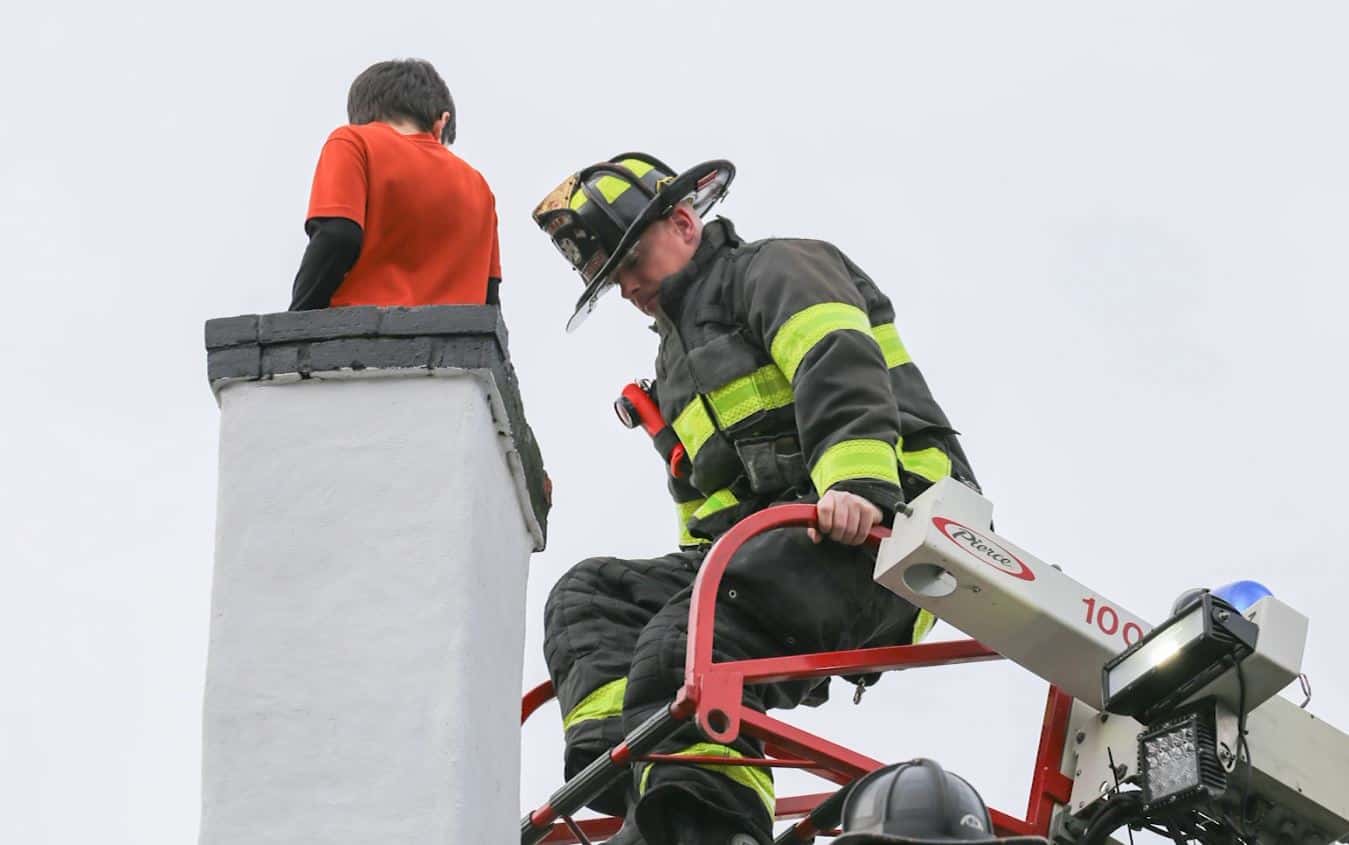 EN IMAGES | Un enfant coinc&eacute; dans une chemin&eacute;e