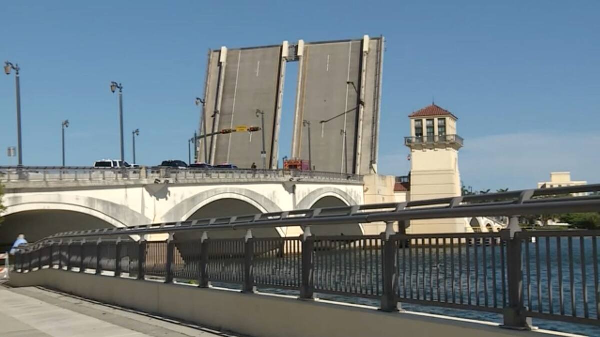 Une femme meurt en traversant un pont levant
