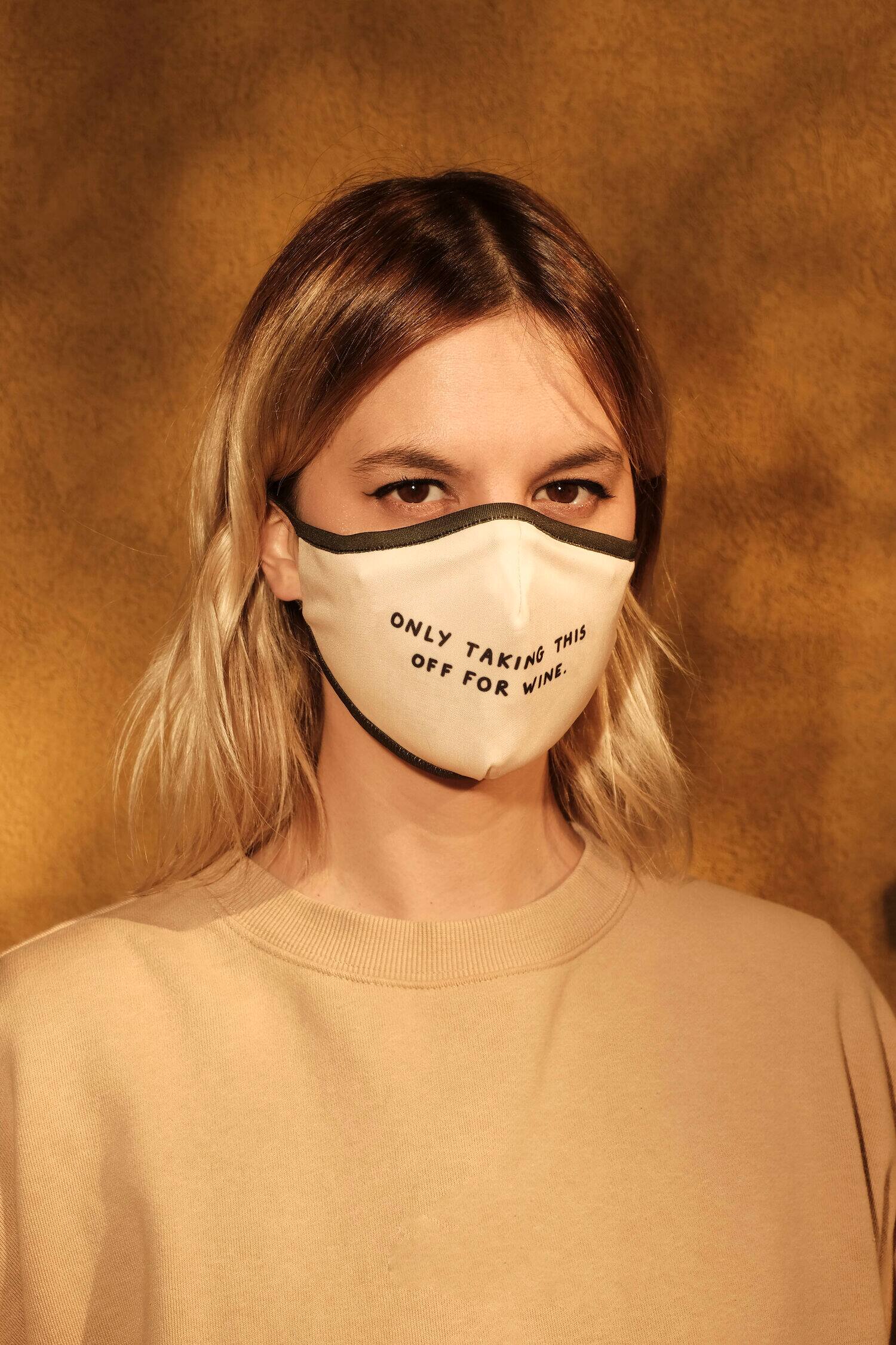 L Artiste Montrealaise Pony Vend Des Masques De Protection En