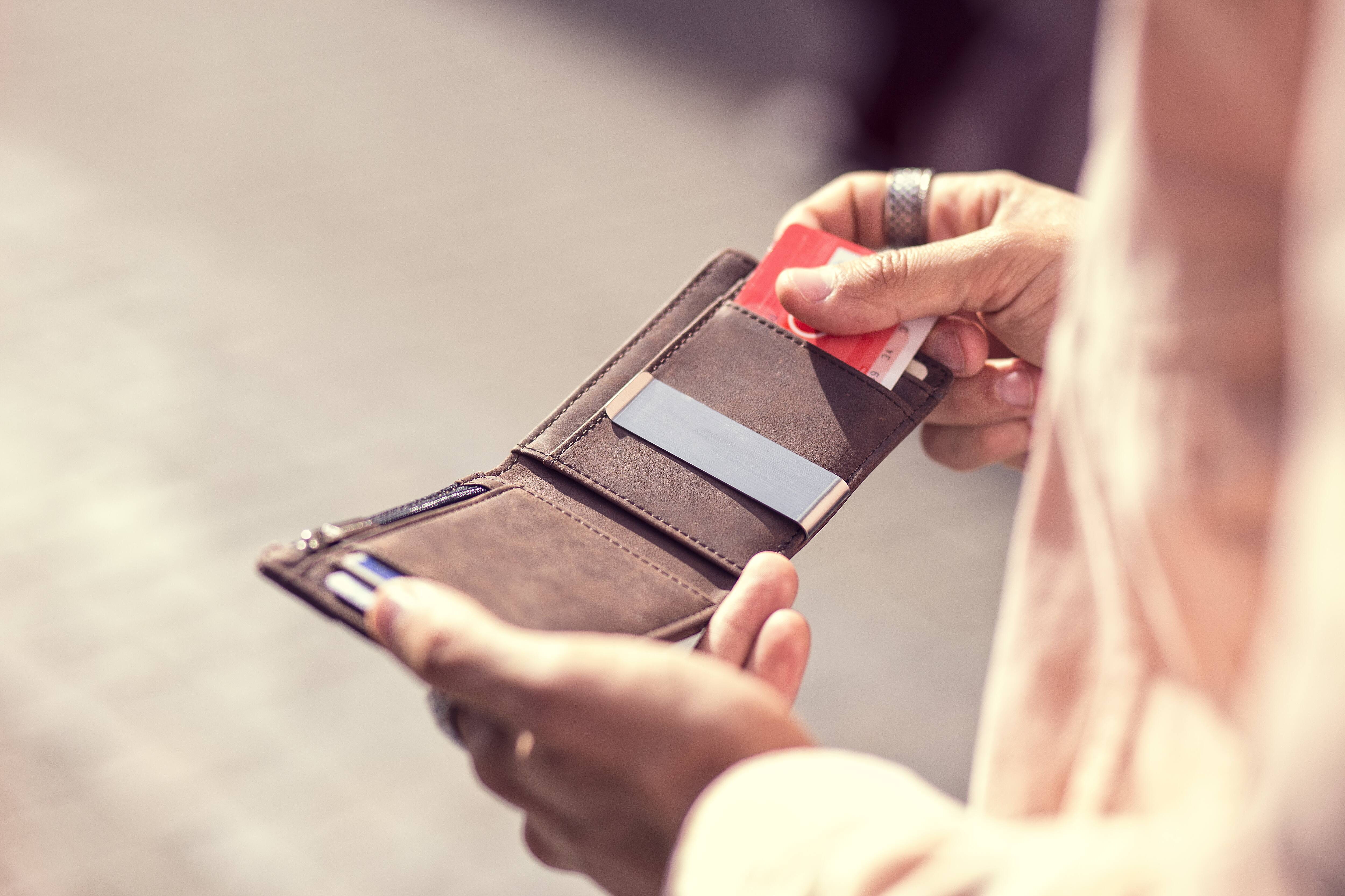 Pr&egrave;s de la moiti&eacute; des Canadiens ont de la difficult&eacute; financi&egrave;rement