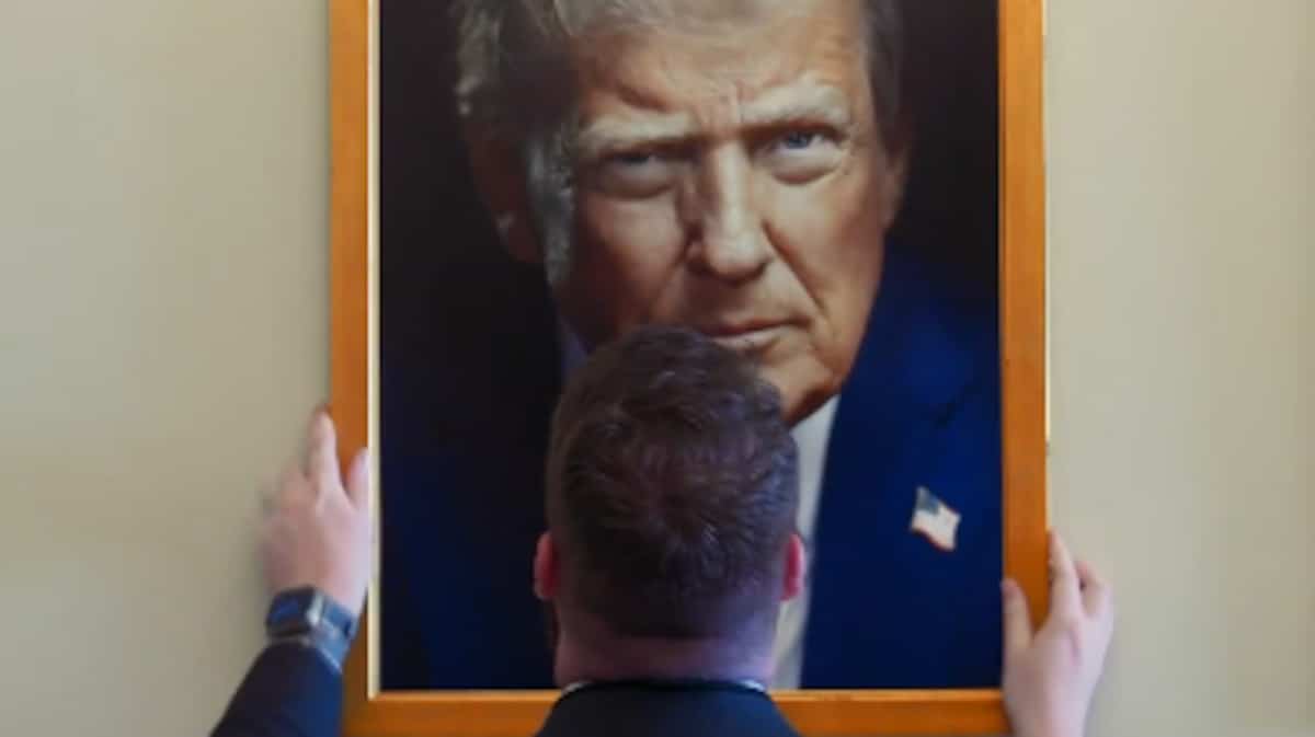 Trump passe d’un air sévère à un regard plus posé