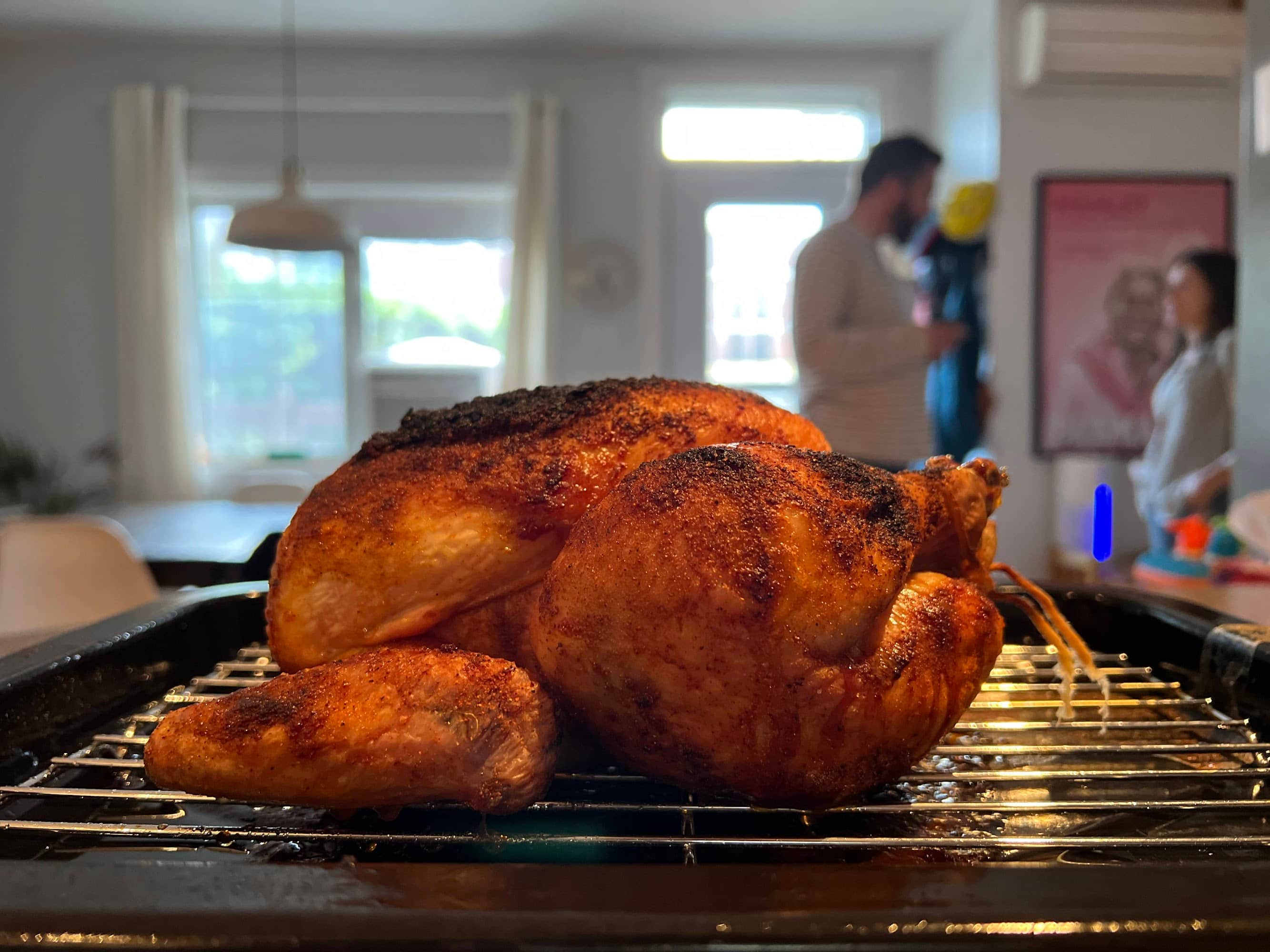 Un poulet rôti cuit avec le mode pilote automatique du Joule.