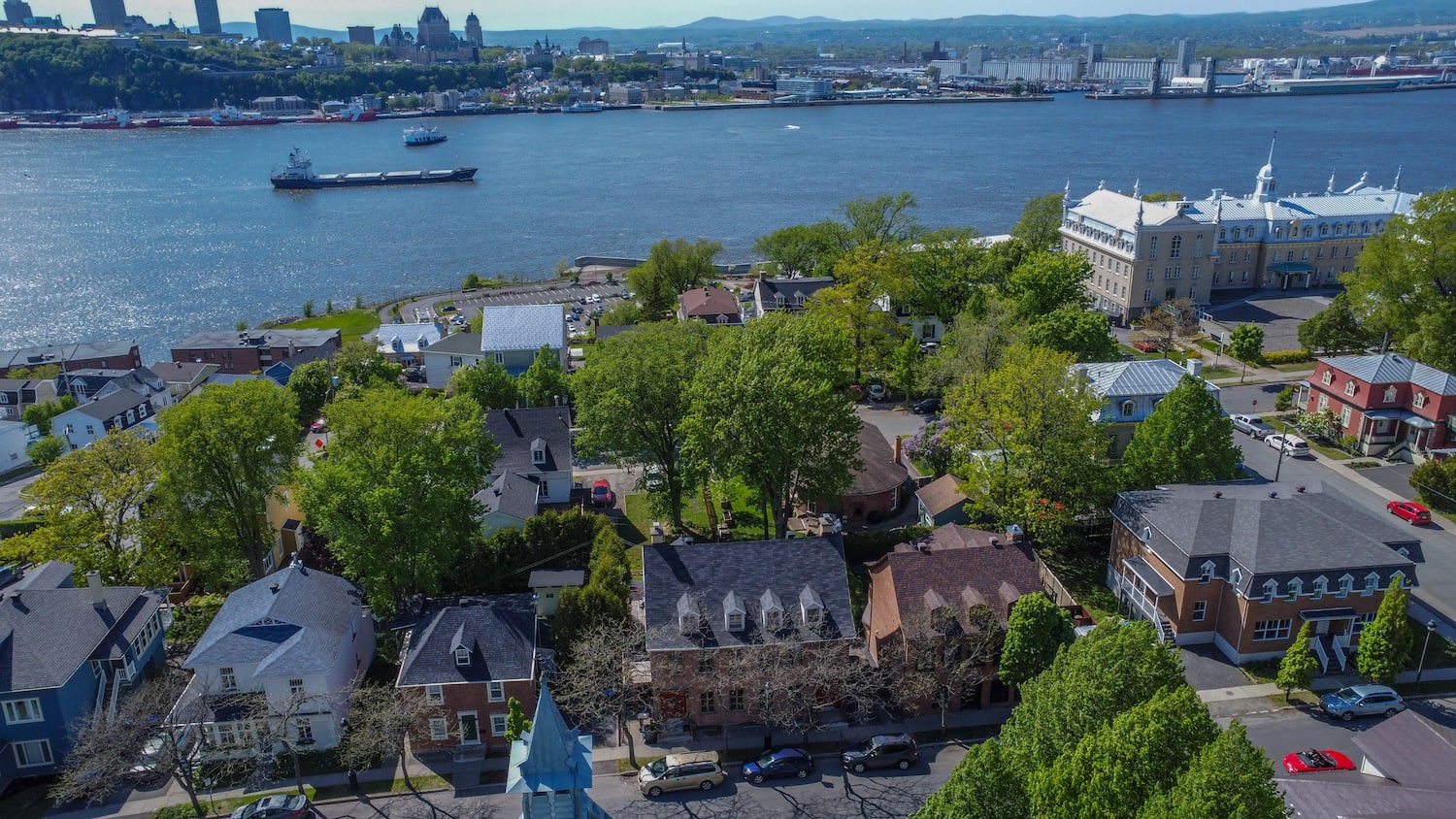 Un immeuble patrimonial du Vieux-Lévis s’envole pour 320 000$ | JDM
