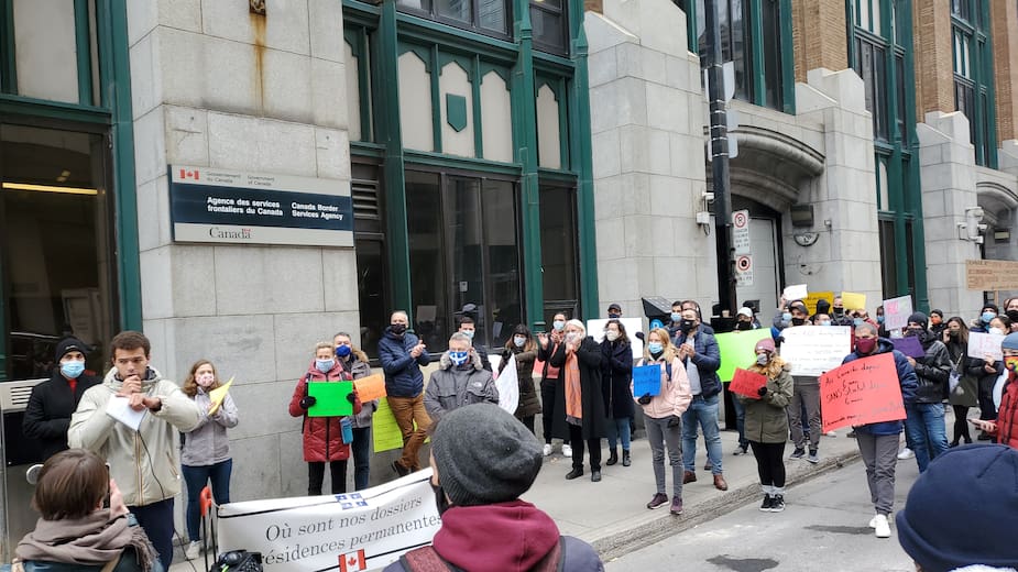 Plus de 70 immigrants sont accompagnés de politiciens et manifestent devant les bureaux de Citoyenneté et Immigration Canada situé sur la rue Saint-Antoine O à Montréal. Ils souhaitent que la demandes de résidence permanented envoyées de Québec se règlent beaucoup plus rapidement.