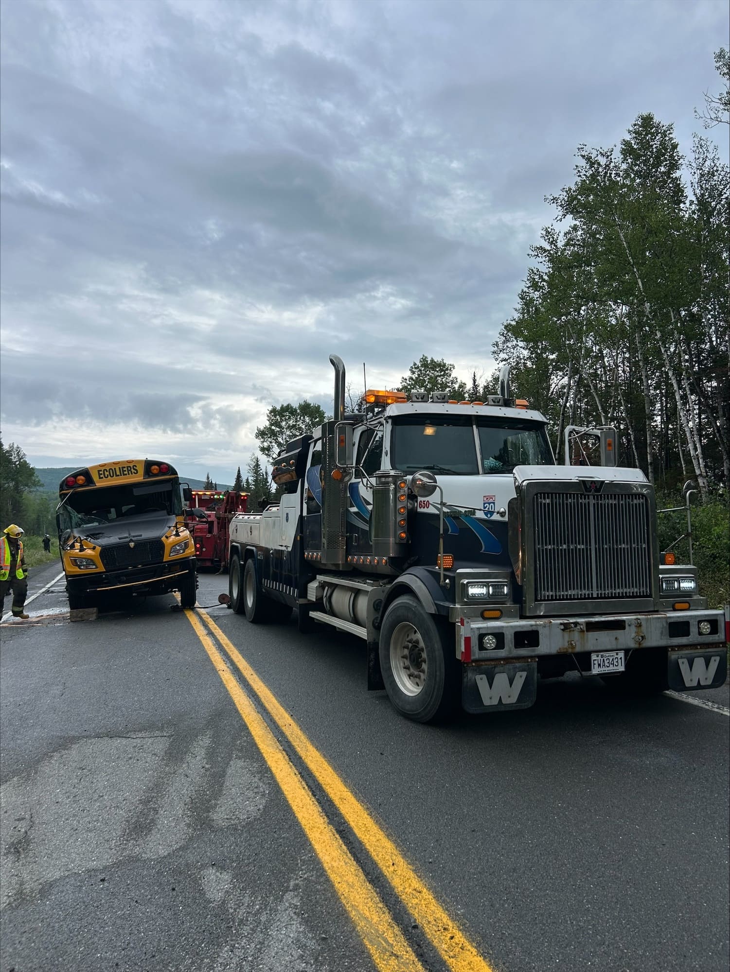 L’autobus accidenté a été remorqué en matinée. La route a dû être fermée complètement pendant la nuit.