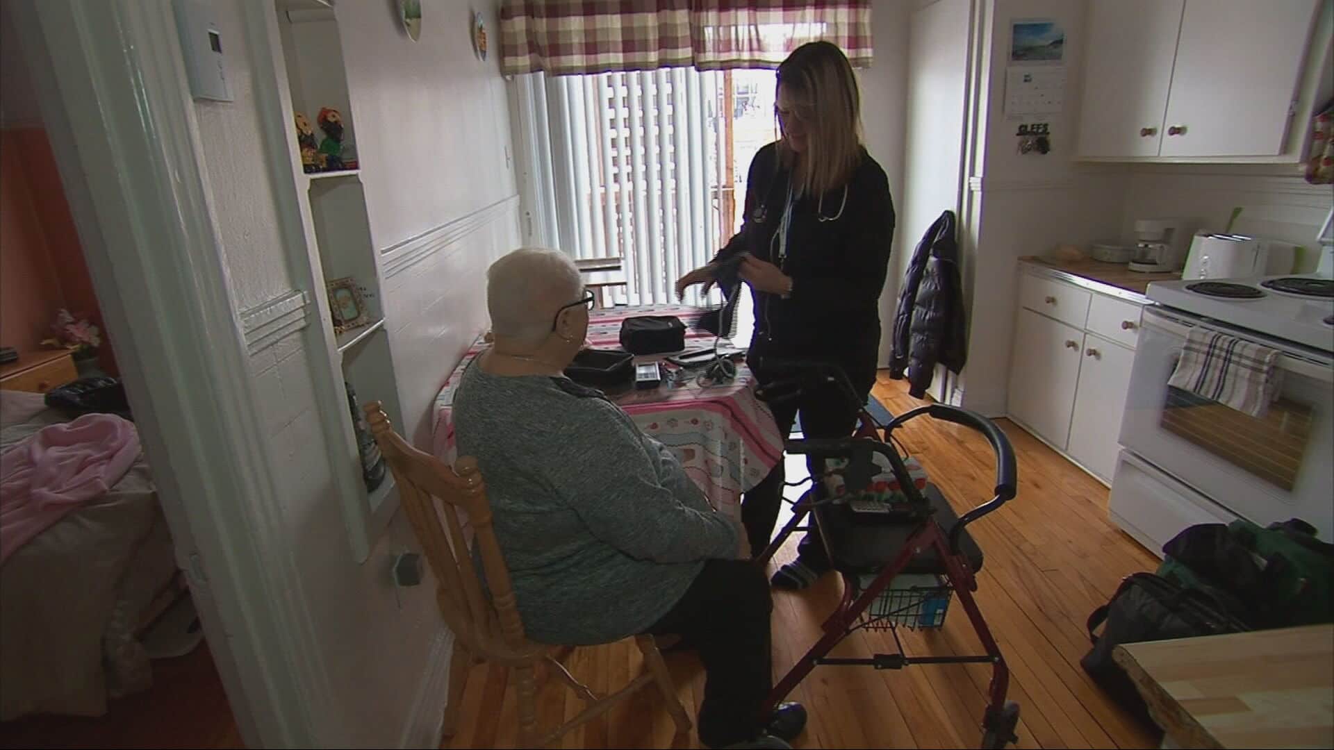 Deux femmes dans une cuisine