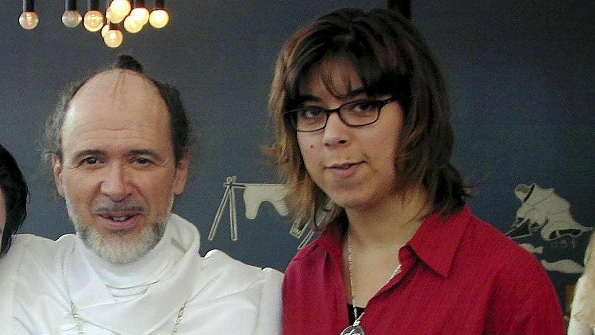 «Le stress et la peur me tenaient sur mes gardes»: les souvenirs troublants de la journaliste Brigitte McCann qui a infiltré la secte de Raël pendant 9 mois en 2003