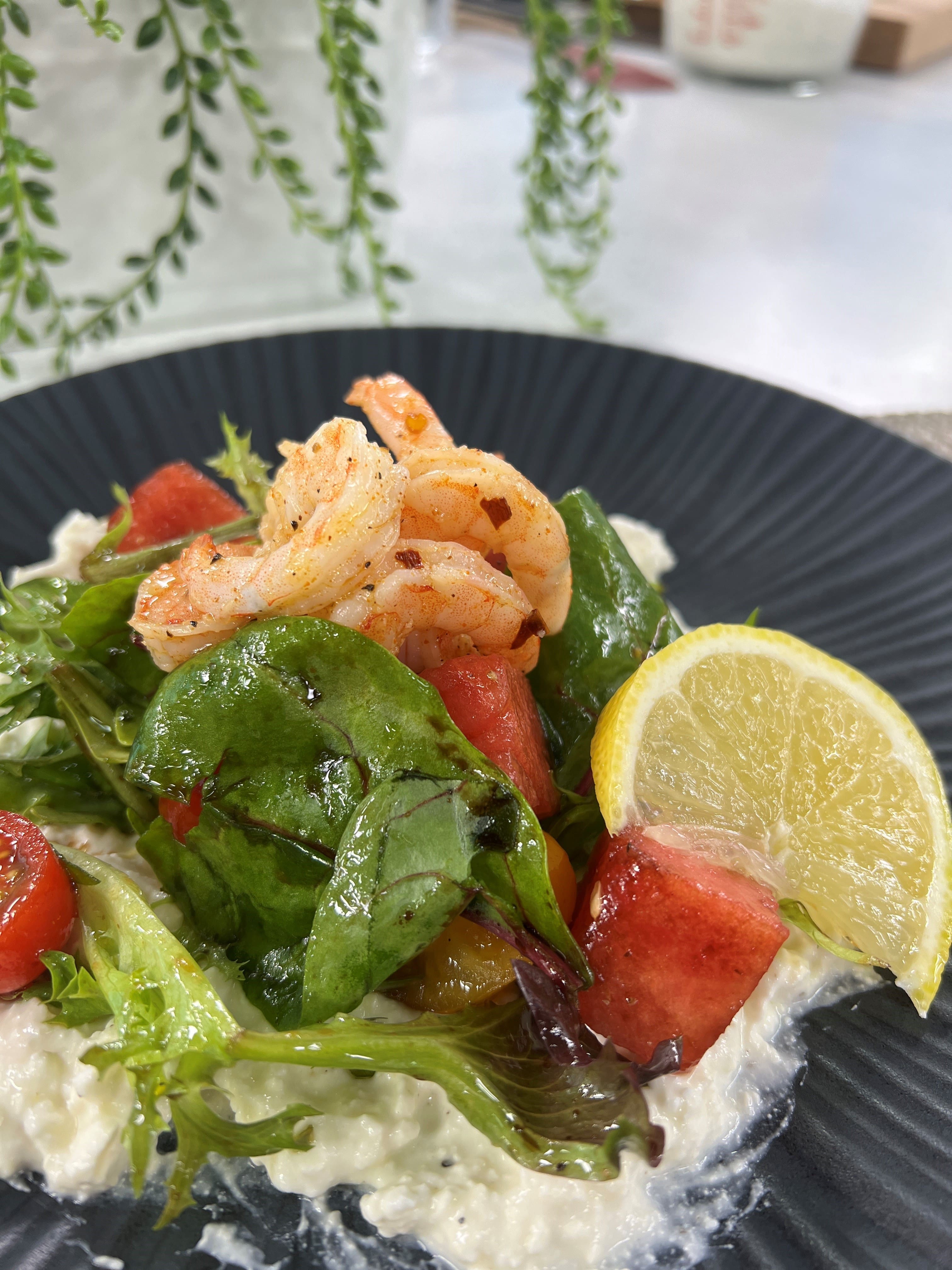 CUISINE | SALADE DE CREVETTES ÉPICÉES, MELON D’EAU
