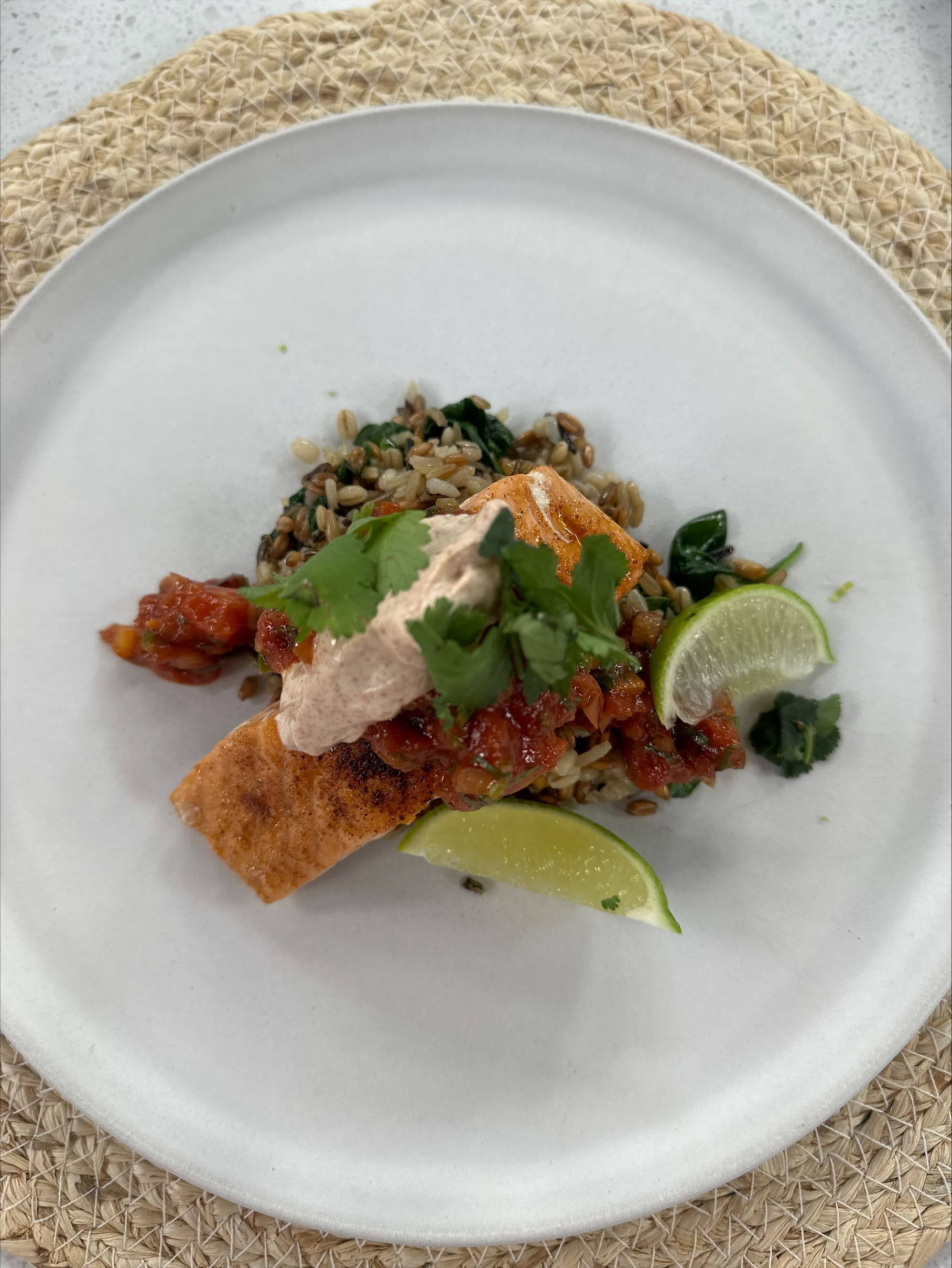 Saumon poêlé, salsa mexicaine et crème sure