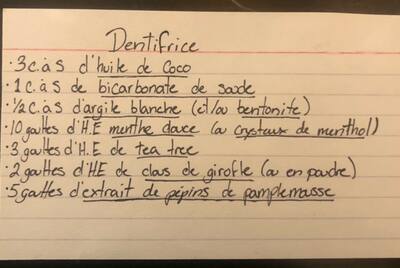 Audrey Ann Guay produce il suo dentifricio e usa assorbenti riutilizzabili.