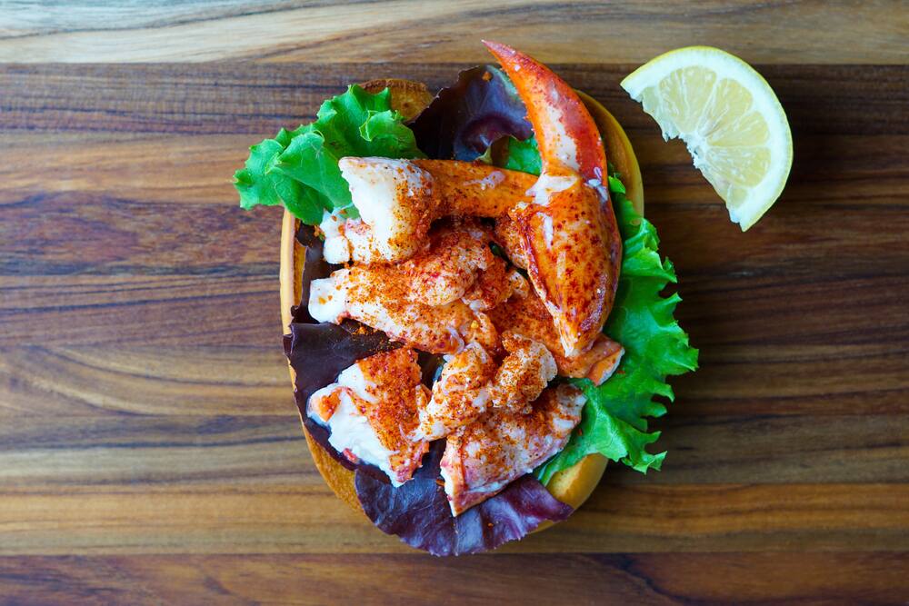 [PHOTOS] Voici comment un chef de renom pr&eacute;pare un &laquo;lobster roll&raquo;