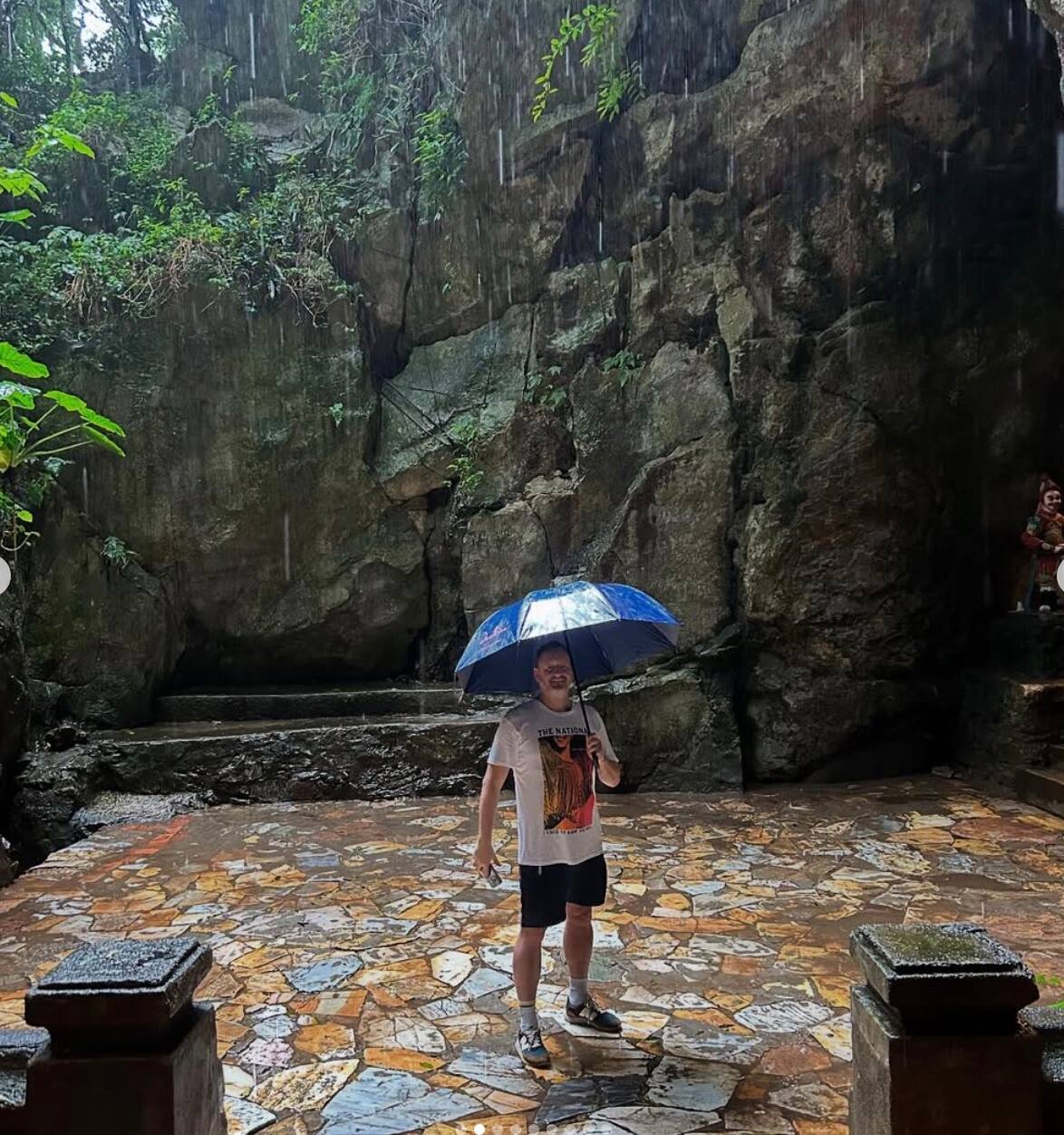 Anne-Élisabeth Bossé y Rémi-Pierre Paquin bajo la lluvia en Vietnam