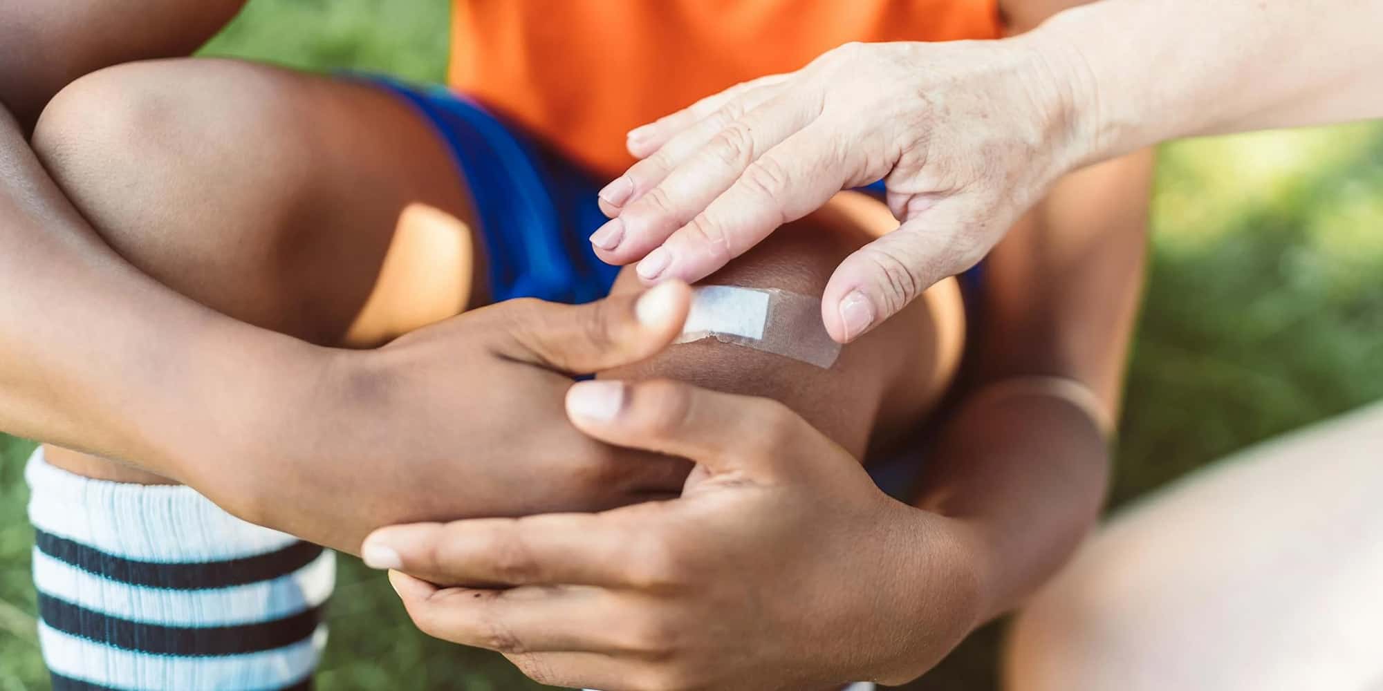Voici comment retirer un pansement sans douleur