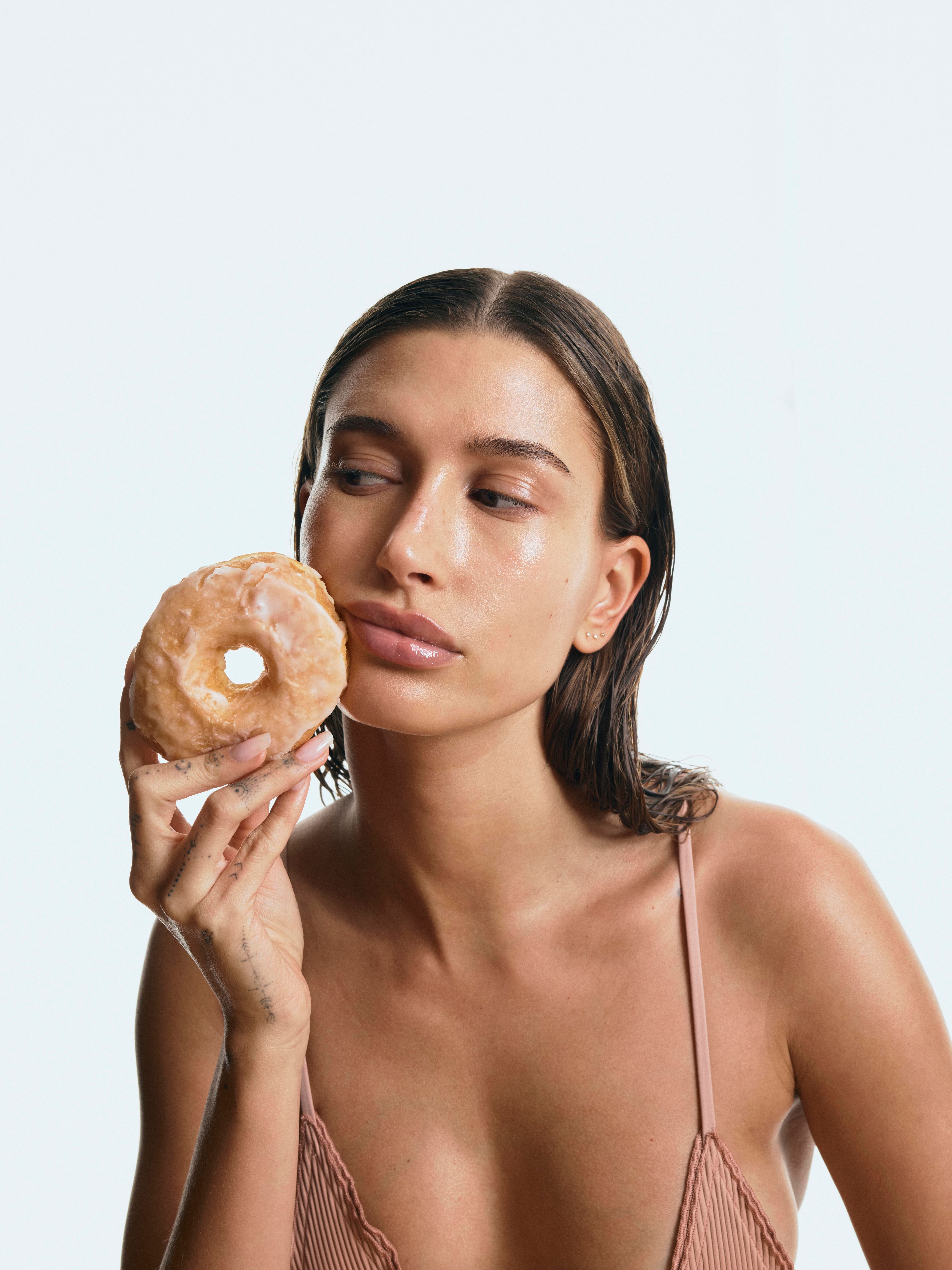 On a testé la marque skincare d’Hailey Bieber