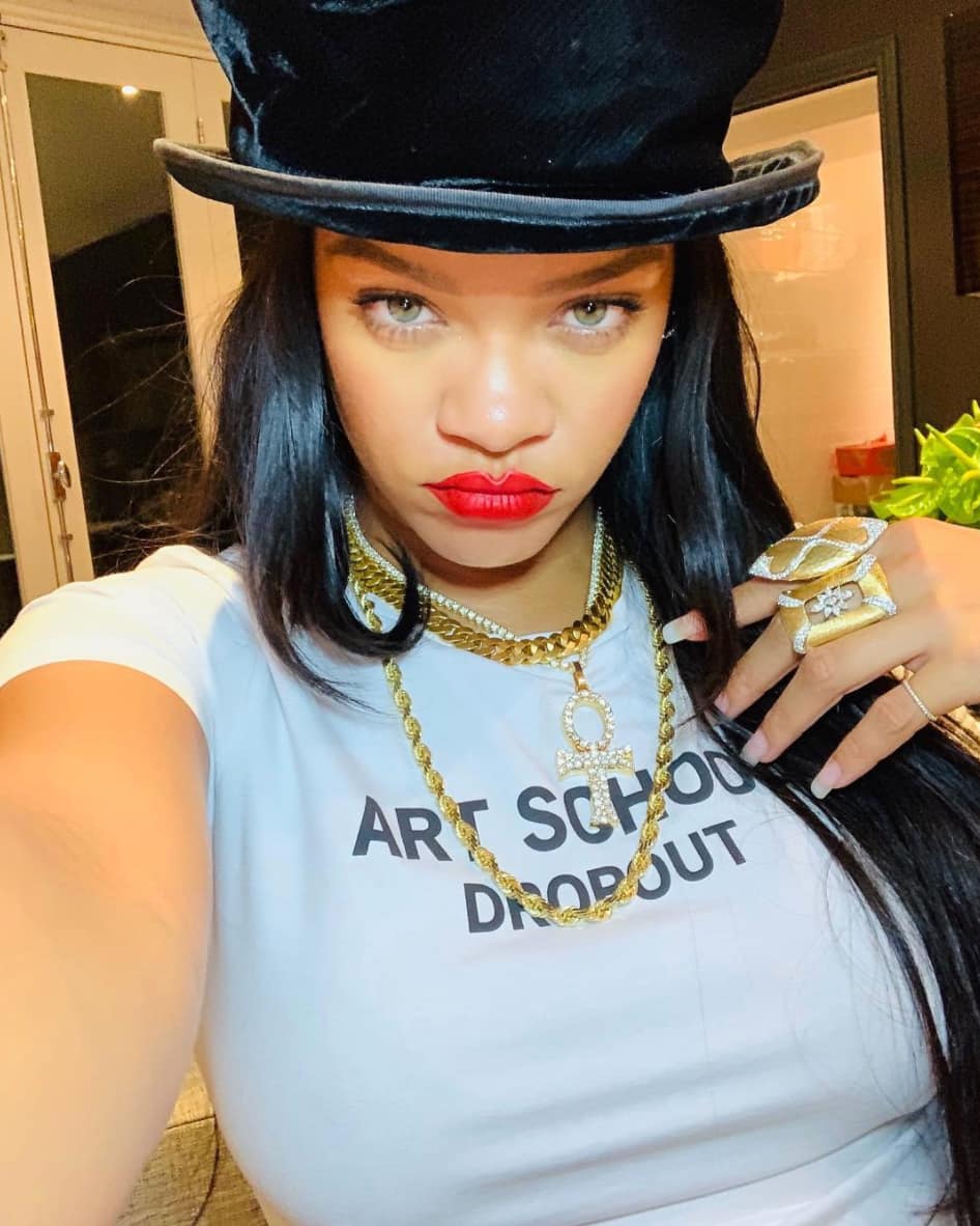 Rihanna créé une polémique en posant seins nus