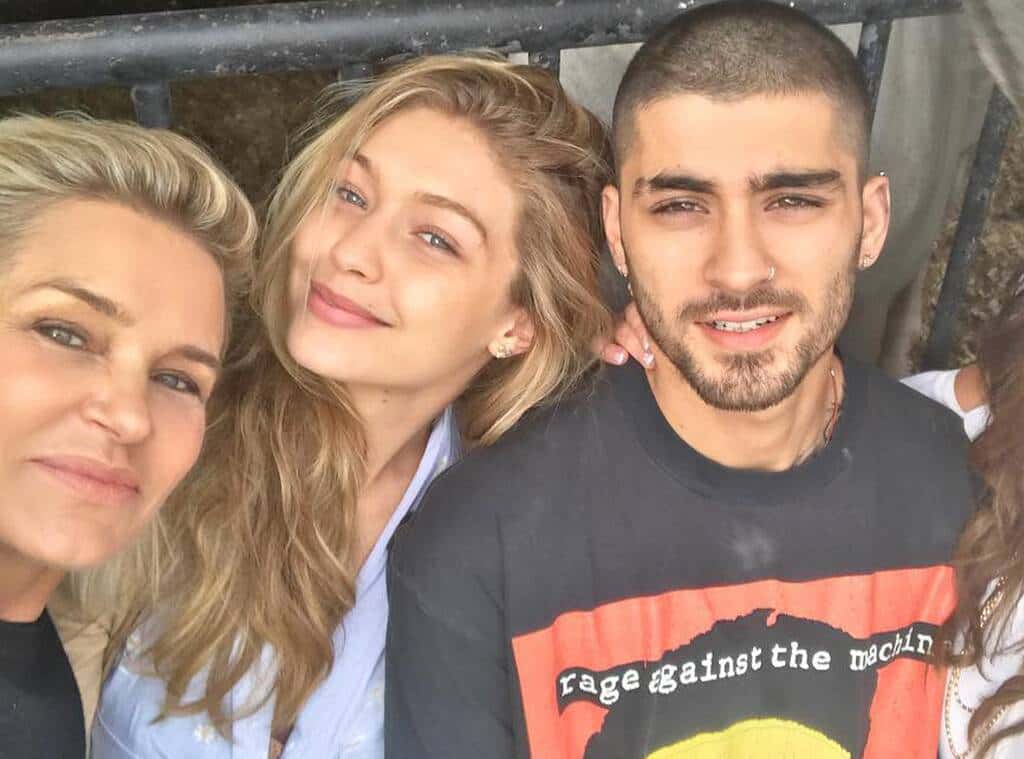 Gigi Hadid dévoile son ventre rond lors 