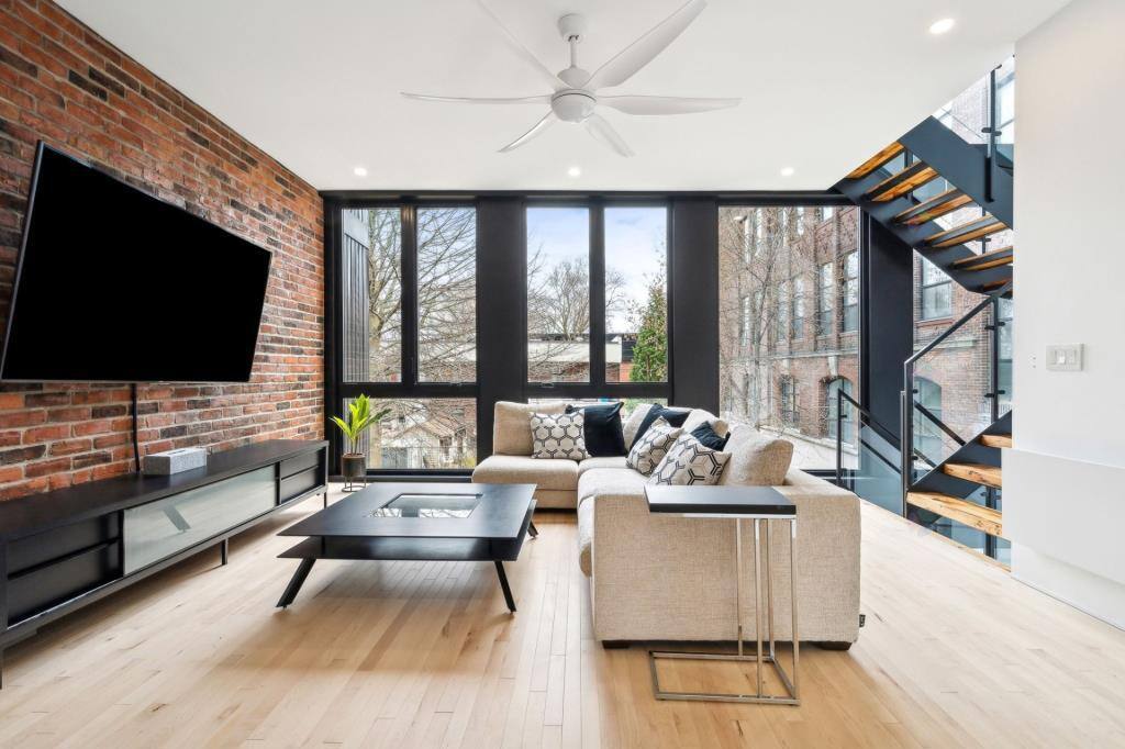 Maison rénovée à vendre pour 1 849 000 $