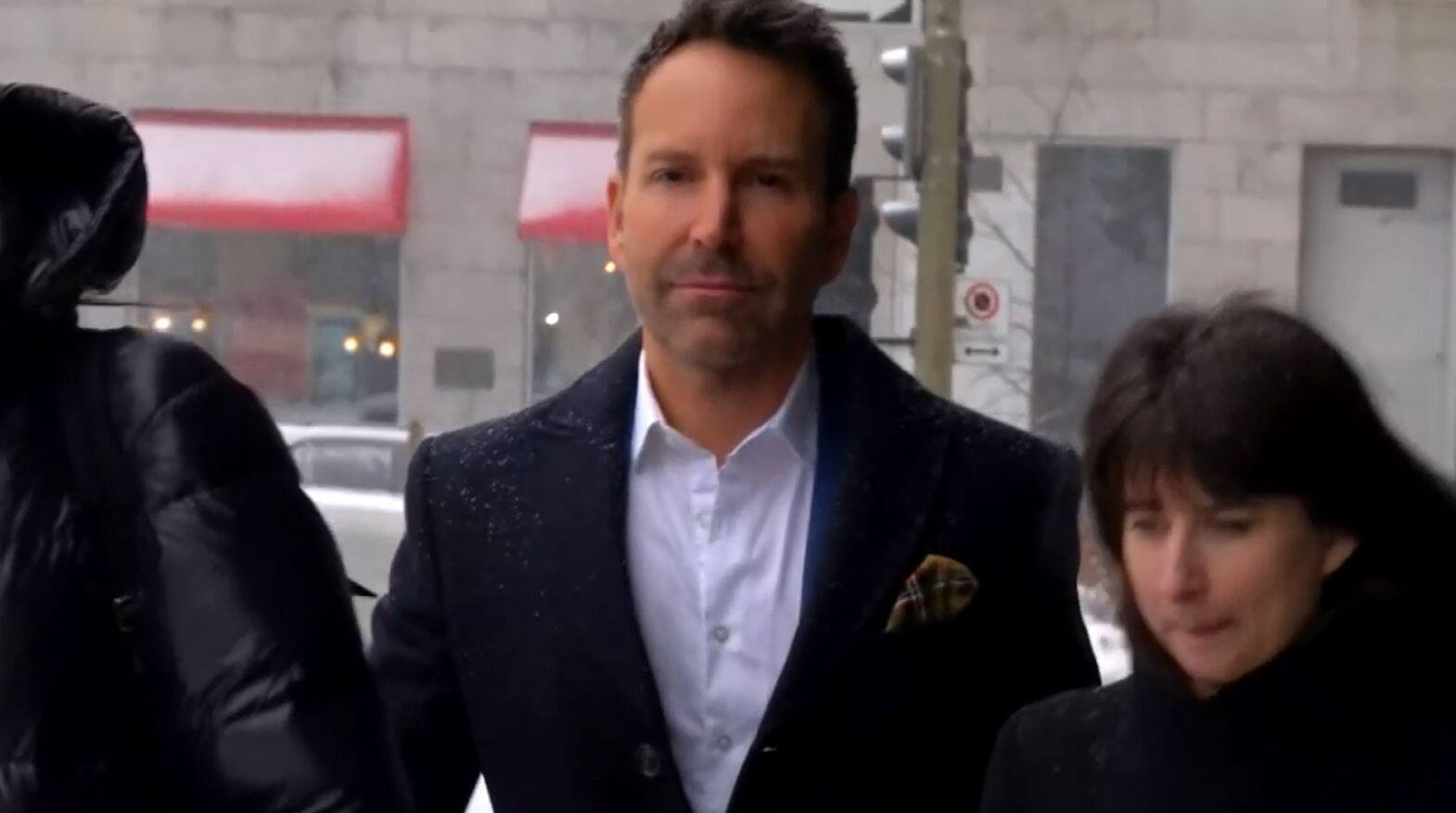 EN IMAGES | Éric Salvail impassible et muet à son arrivée au palais de justice - TVA Nouvelles