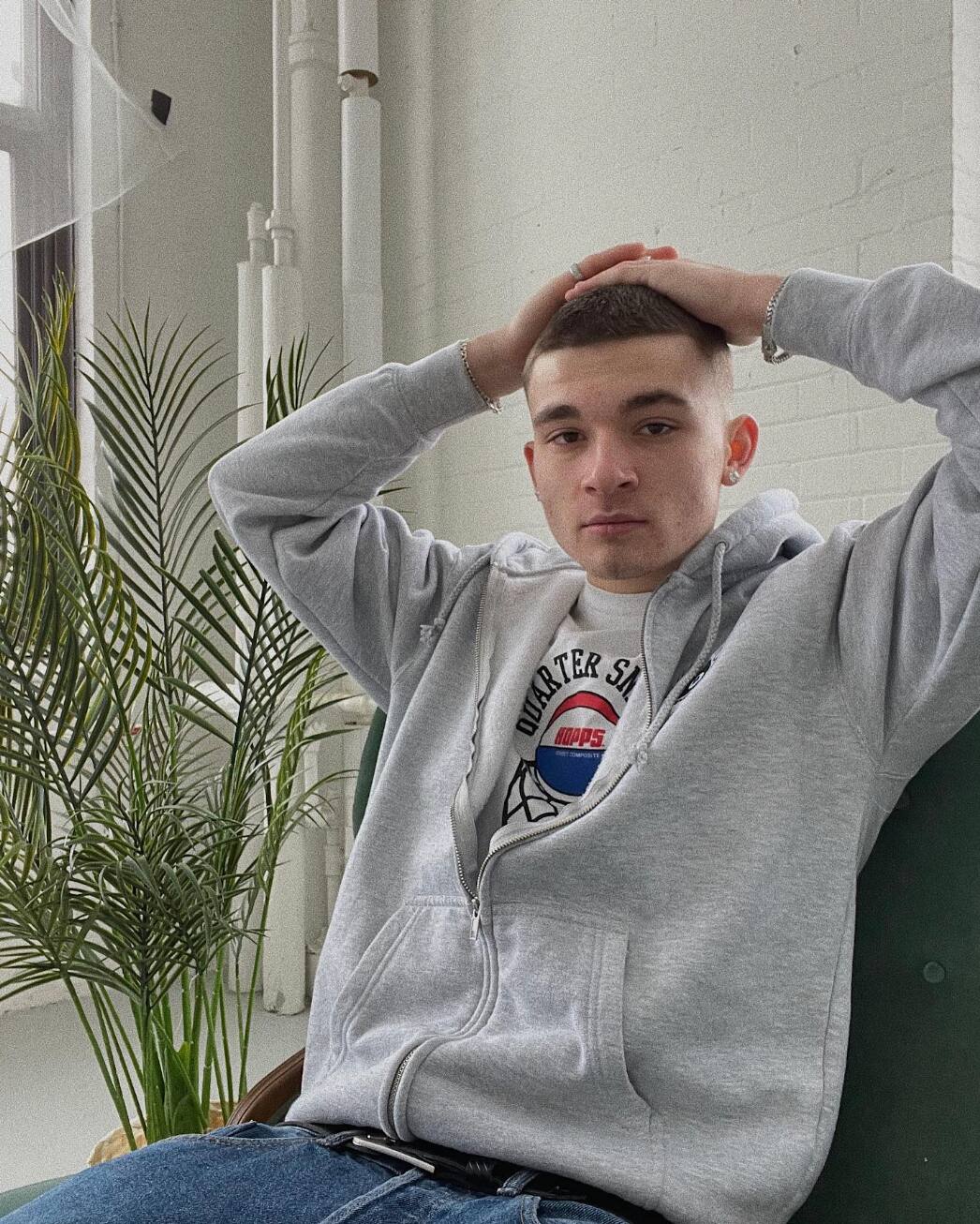 Sam-Éloi Girard joue les mannequins sur ces photos