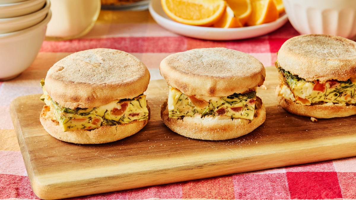 Sandwich-matin aux oeufs, à la bruschetta et au fromage en grains ...
